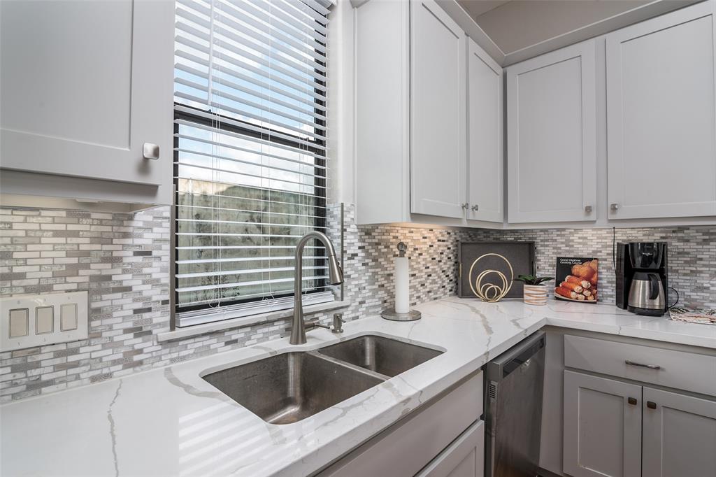 939 4 Queen Annes Road, Houston, Texas 77024, 3 Bedrooms Bedrooms, 6 Rooms Rooms,3 BathroomsBathrooms,Single-family,For Sale,Queen Annes,88181232