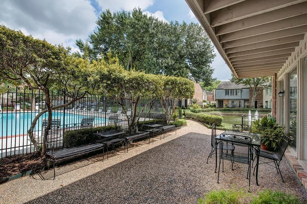 5842 2 Valley Forge Drive, Houston, Texas 77057, 3 Bedrooms Bedrooms, 8 Rooms Rooms,2 BathroomsBathrooms,Townhouse/condo,For Sale,Valley Forge,78059035