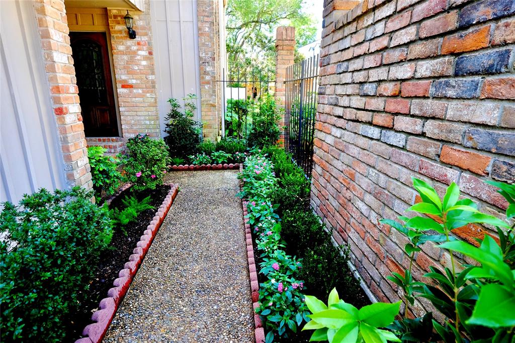 5842 2 Valley Forge Drive, Houston, Texas 77057, 3 Bedrooms Bedrooms, 8 Rooms Rooms,2 BathroomsBathrooms,Townhouse/condo,For Sale,Valley Forge,78059035