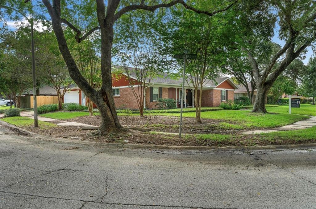 10919 1 Burdine Street, Houston, Texas 77096, 2 Bedrooms Bedrooms, 2 Rooms Rooms,2 BathroomsBathrooms,Single-family,For Sale,Burdine,38003483