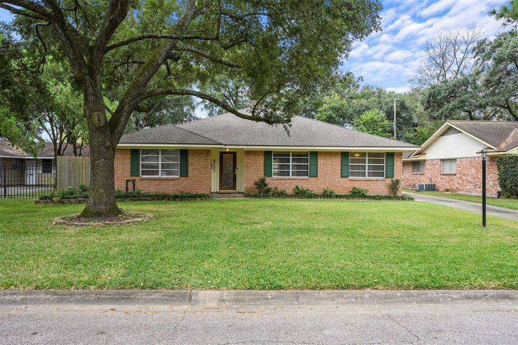 9733 2 Pine Lake Drive, Houston, Texas 77055, 4 Bedrooms Bedrooms, 9 Rooms Rooms,3 BathroomsBathrooms,Single-family,For Sale,Pine Lake,42798334