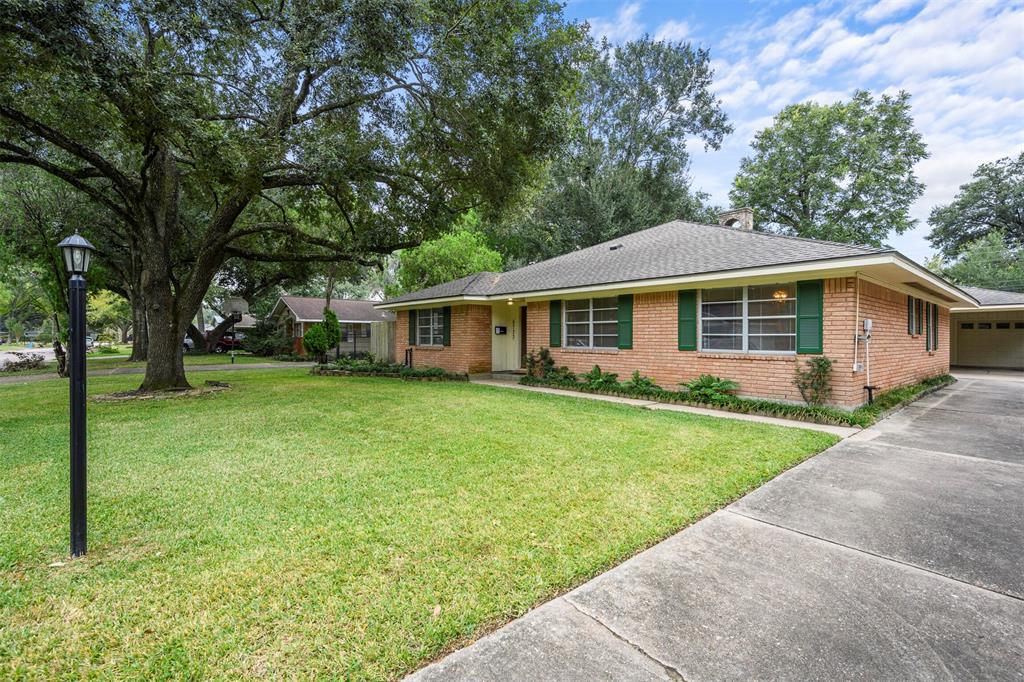 9733 2 Pine Lake Drive, Houston, Texas 77055, 4 Bedrooms Bedrooms, 9 Rooms Rooms,3 BathroomsBathrooms,Single-family,For Sale,Pine Lake,42798334