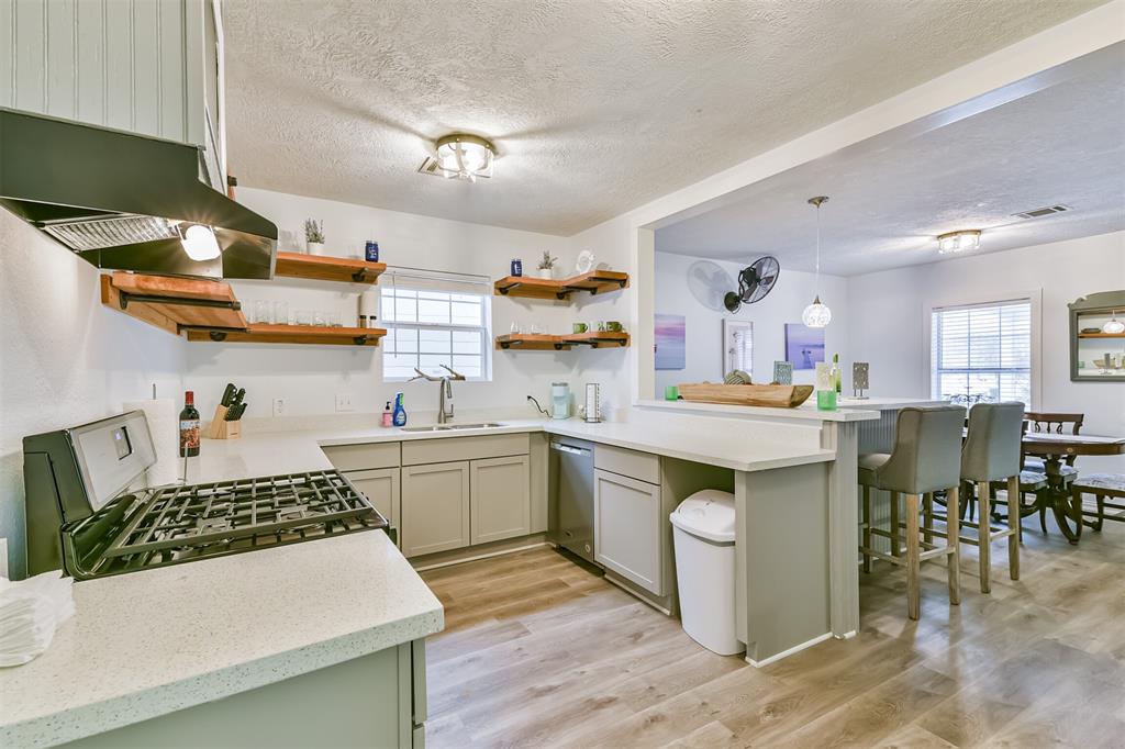 4117 1 Avenue M 1/2, Galveston, Texas 77550, 4 Bedrooms Bedrooms, 9 Rooms Rooms,2 BathroomsBathrooms,Single-family,For Sale,Avenue M 1/2,91241235