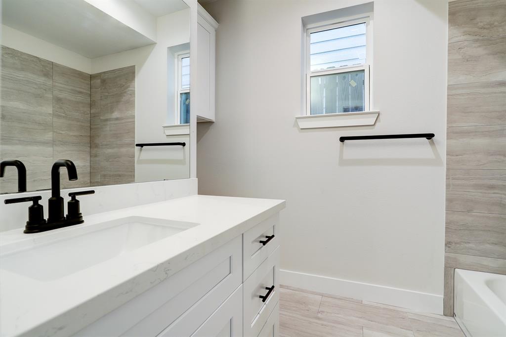 2304 4 Live Oak Street, Houston, Texas 77004, 3 Bedrooms Bedrooms, 6 Rooms Rooms,3 BathroomsBathrooms,Single-family,For Sale,Live Oak,76828258