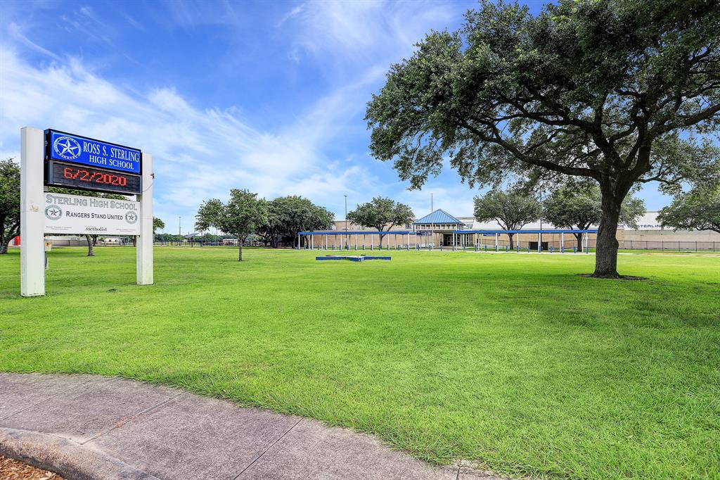 8426 1 Sunset Horizon Drive, Baytown, Texas 77521, 4 Bedrooms Bedrooms, 11 Rooms Rooms,2 BathroomsBathrooms,Single-family,For Sale,Sunset Horizon,69074670