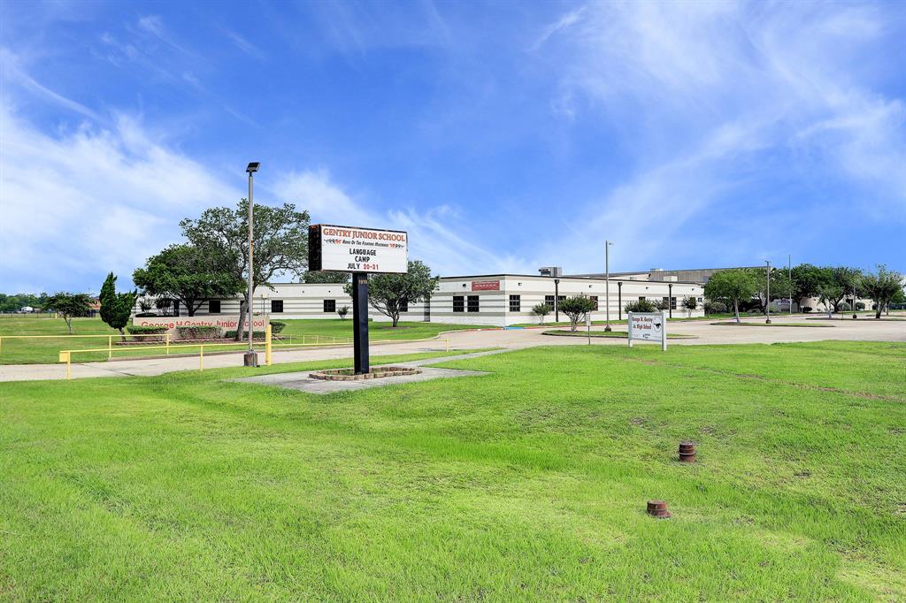8426 1 Sunset Horizon Drive, Baytown, Texas 77521, 4 Bedrooms Bedrooms, 11 Rooms Rooms,2 BathroomsBathrooms,Single-family,For Sale,Sunset Horizon,69074670