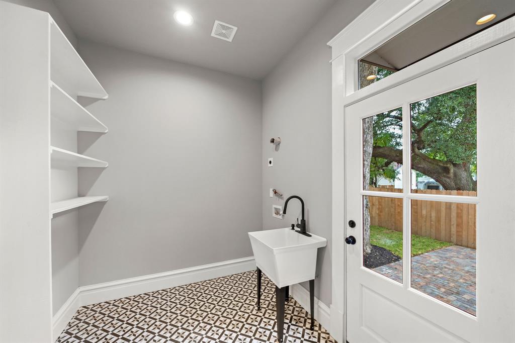 1614 1 Weber Street, Houston, Texas 77007, 4 Bedrooms Bedrooms, 10 Rooms Rooms,2 BathroomsBathrooms,Single-family,For Sale,Weber,80515203