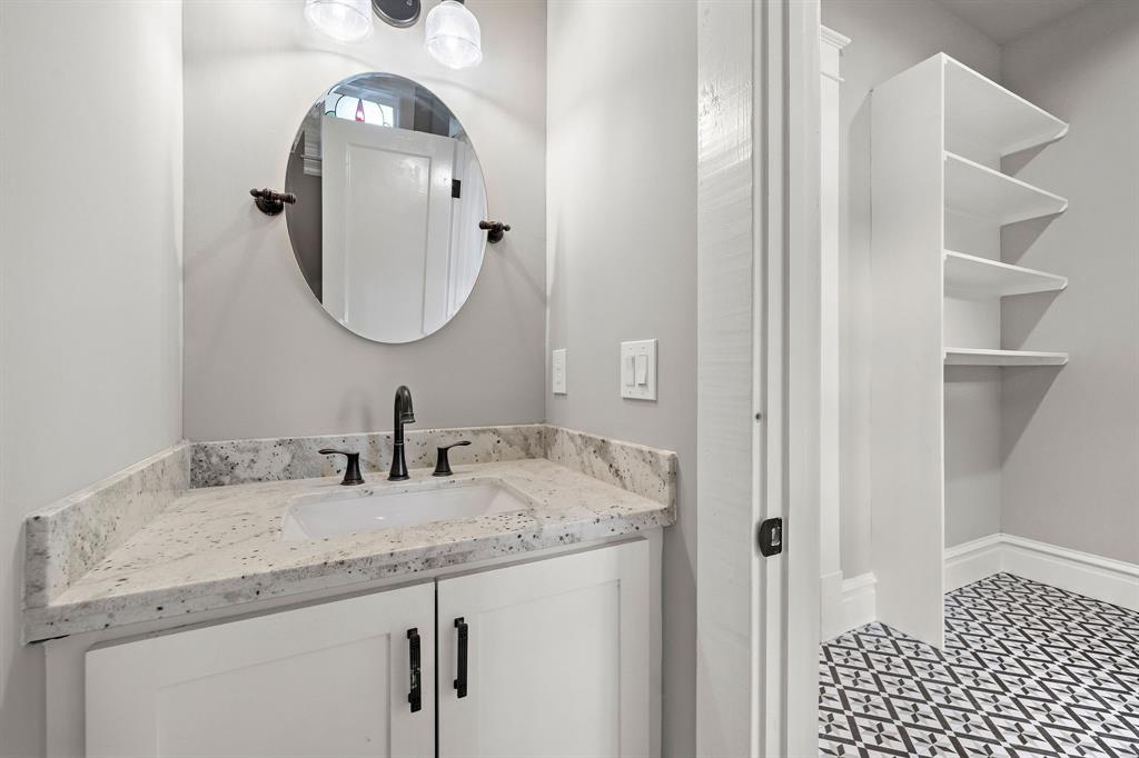 1614 1 Weber Street, Houston, Texas 77007, 4 Bedrooms Bedrooms, 10 Rooms Rooms,2 BathroomsBathrooms,Single-family,For Sale,Weber,80515203