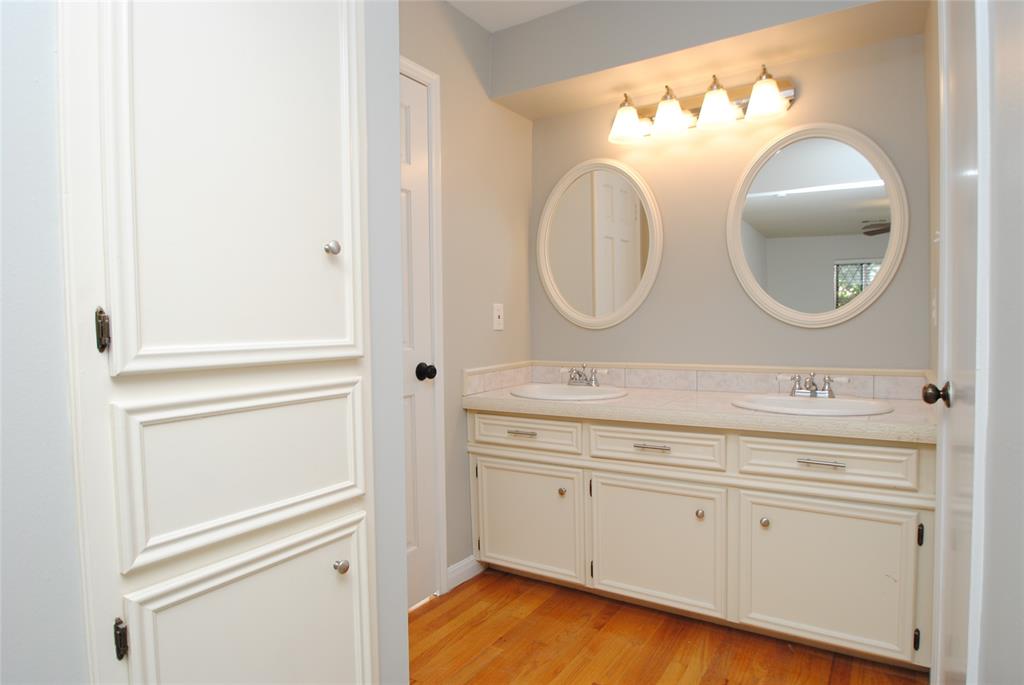 14211 2 Chevy Chase Drive, Houston, Texas 77077, 4 Bedrooms Bedrooms, 9 Rooms Rooms,2 BathroomsBathrooms,Single-family,For Sale,Chevy Chase,72270555