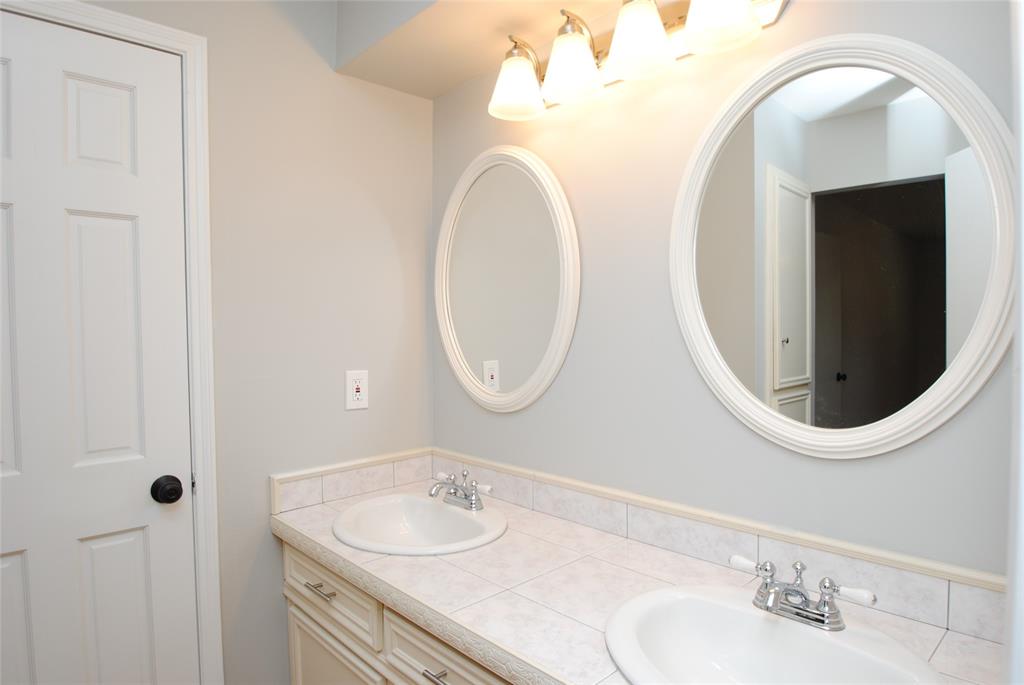 14211 2 Chevy Chase Drive, Houston, Texas 77077, 4 Bedrooms Bedrooms, 9 Rooms Rooms,2 BathroomsBathrooms,Single-family,For Sale,Chevy Chase,72270555