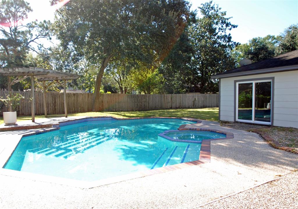 14211 2 Chevy Chase Drive, Houston, Texas 77077, 4 Bedrooms Bedrooms, 9 Rooms Rooms,2 BathroomsBathrooms,Single-family,For Sale,Chevy Chase,72270555