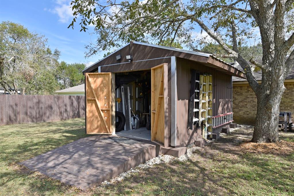 108 1 Country Road, Angleton, Texas 77515, 3 Bedrooms Bedrooms, 3 Rooms Rooms,2 BathroomsBathrooms,Single-family,For Sale,Country,53424504