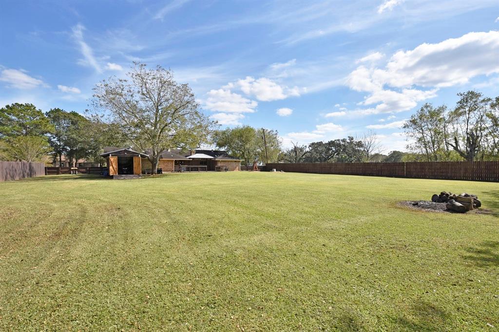 108 1 Country Road, Angleton, Texas 77515, 3 Bedrooms Bedrooms, 3 Rooms Rooms,2 BathroomsBathrooms,Single-family,For Sale,Country,53424504