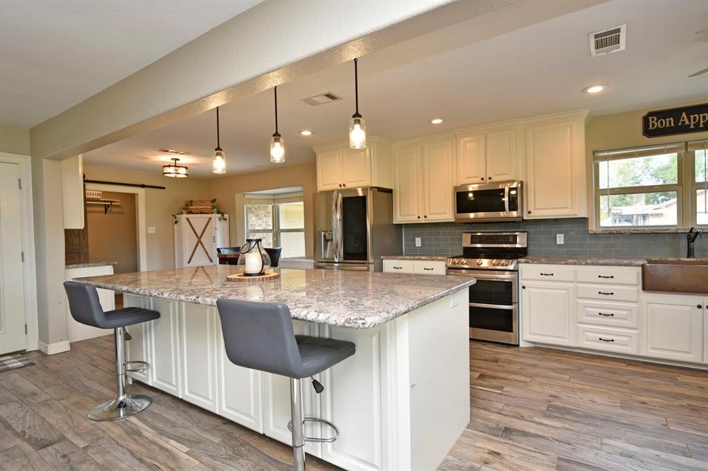 108 1 Country Road, Angleton, Texas 77515, 3 Bedrooms Bedrooms, 3 Rooms Rooms,2 BathroomsBathrooms,Single-family,For Sale,Country,53424504