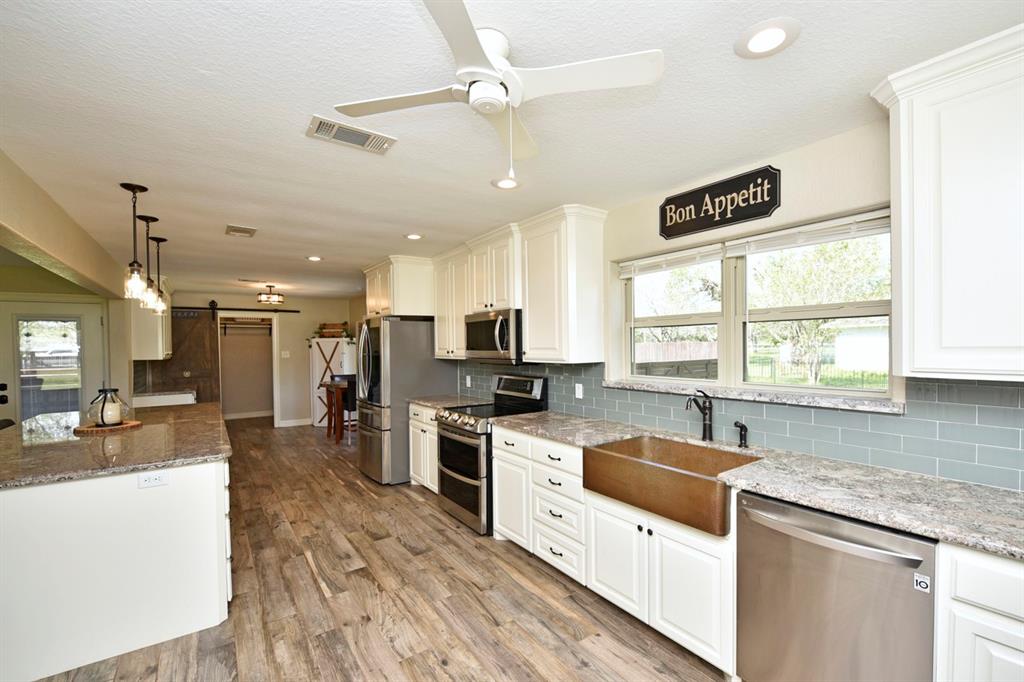 108 1 Country Road, Angleton, Texas 77515, 3 Bedrooms Bedrooms, 3 Rooms Rooms,2 BathroomsBathrooms,Single-family,For Sale,Country,53424504