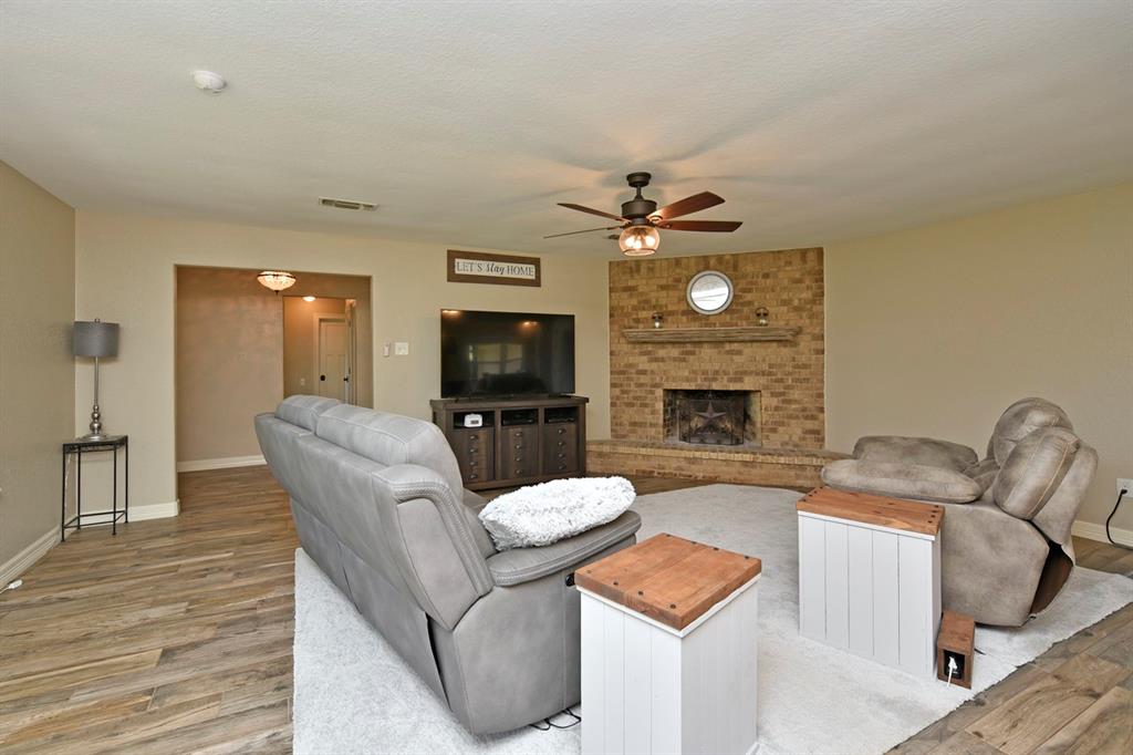108 1 Country Road, Angleton, Texas 77515, 3 Bedrooms Bedrooms, 3 Rooms Rooms,2 BathroomsBathrooms,Single-family,For Sale,Country,53424504