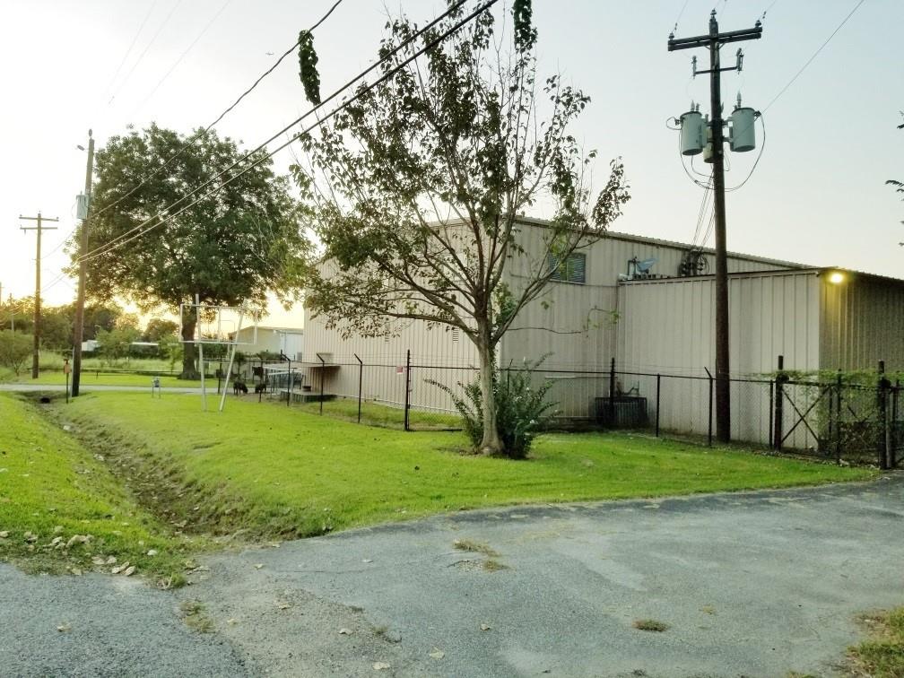 410 1 Canino Road, Houston, Texas 77037, 2 Bedrooms Bedrooms, 3 Rooms Rooms,2 BathroomsBathrooms,Single-family,For Sale,Canino,88969381