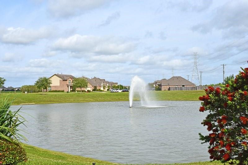 305 2 Lake Line Drive, Alvin, Texas 77511, 4 Bedrooms Bedrooms, 13 Rooms Rooms,2 BathroomsBathrooms,Single-family,For Sale,Lake Line,61647932