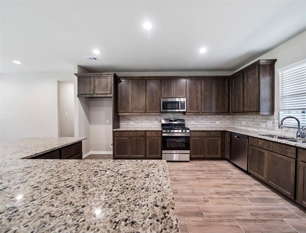 6706 2 Aspen Peak Drive, Baytown, Texas 77521, 4 Bedrooms Bedrooms, 6 Rooms Rooms,3 BathroomsBathrooms,Single-family,For Sale,Aspen Peak,58402303
