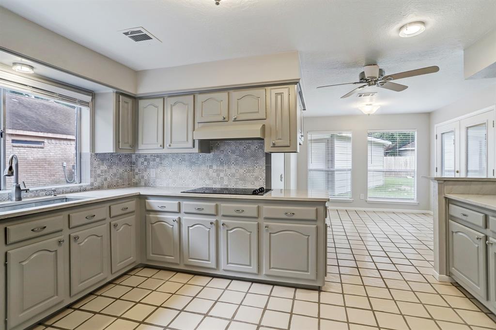 3210 2 Knoll Manor Drive, Kingwood, Texas 77345, 4 Bedrooms Bedrooms, 8 Rooms Rooms,2 BathroomsBathrooms,Single-family,For Sale,Knoll Manor,73442921