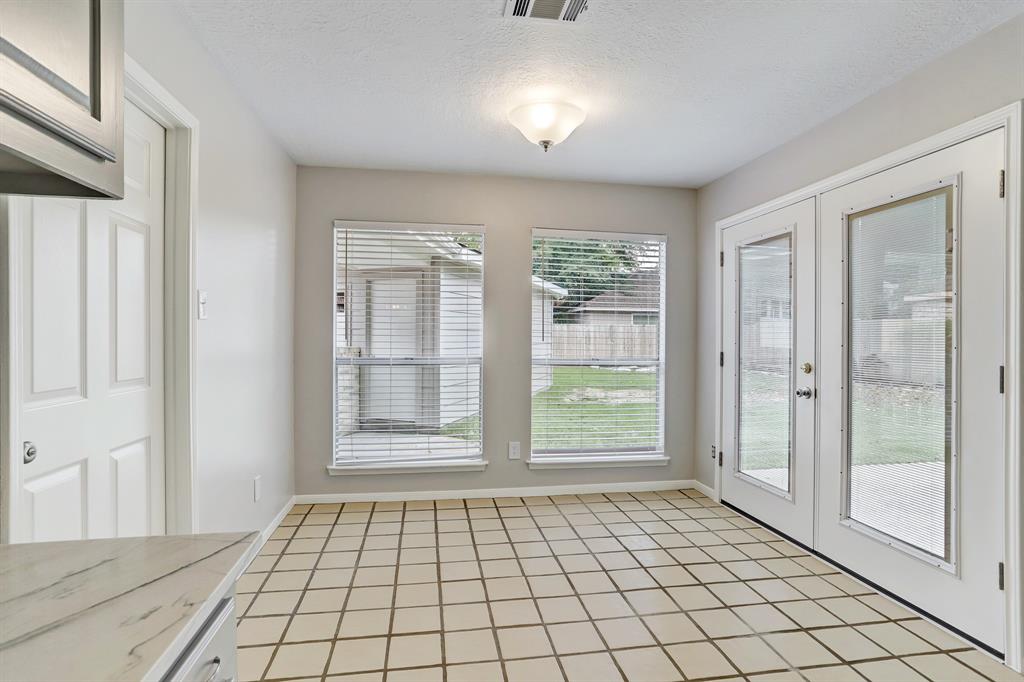 3210 2 Knoll Manor Drive, Kingwood, Texas 77345, 4 Bedrooms Bedrooms, 8 Rooms Rooms,2 BathroomsBathrooms,Single-family,For Sale,Knoll Manor,73442921