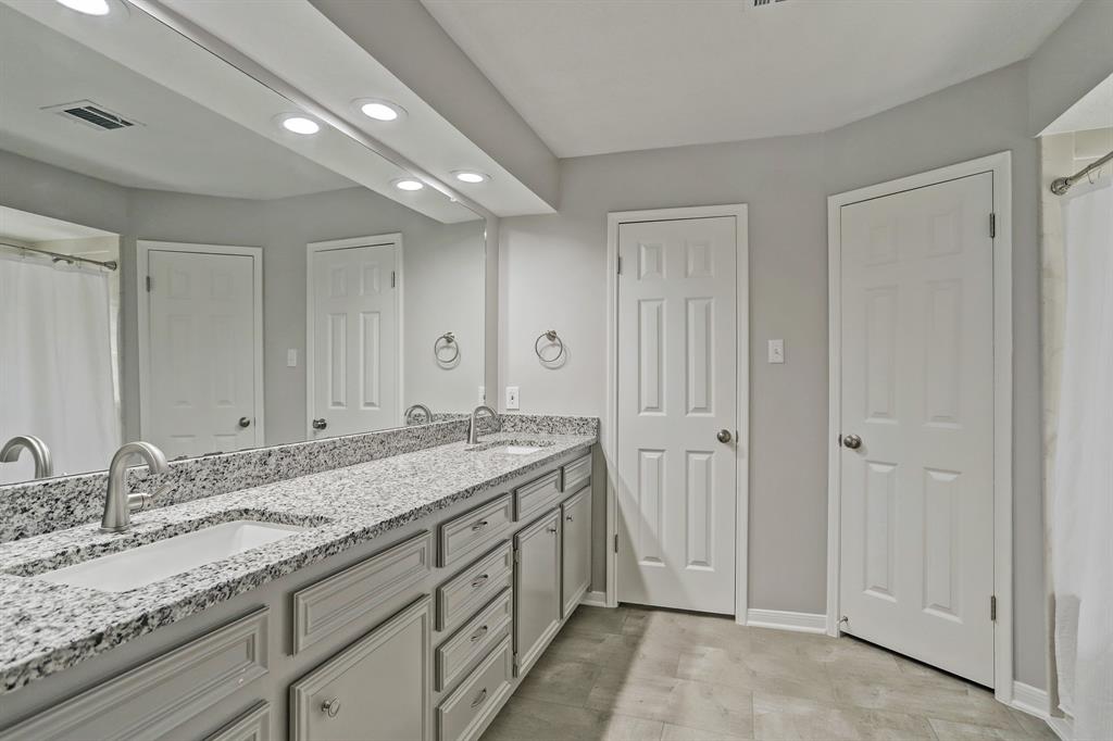 3210 2 Knoll Manor Drive, Kingwood, Texas 77345, 4 Bedrooms Bedrooms, 8 Rooms Rooms,2 BathroomsBathrooms,Single-family,For Sale,Knoll Manor,73442921