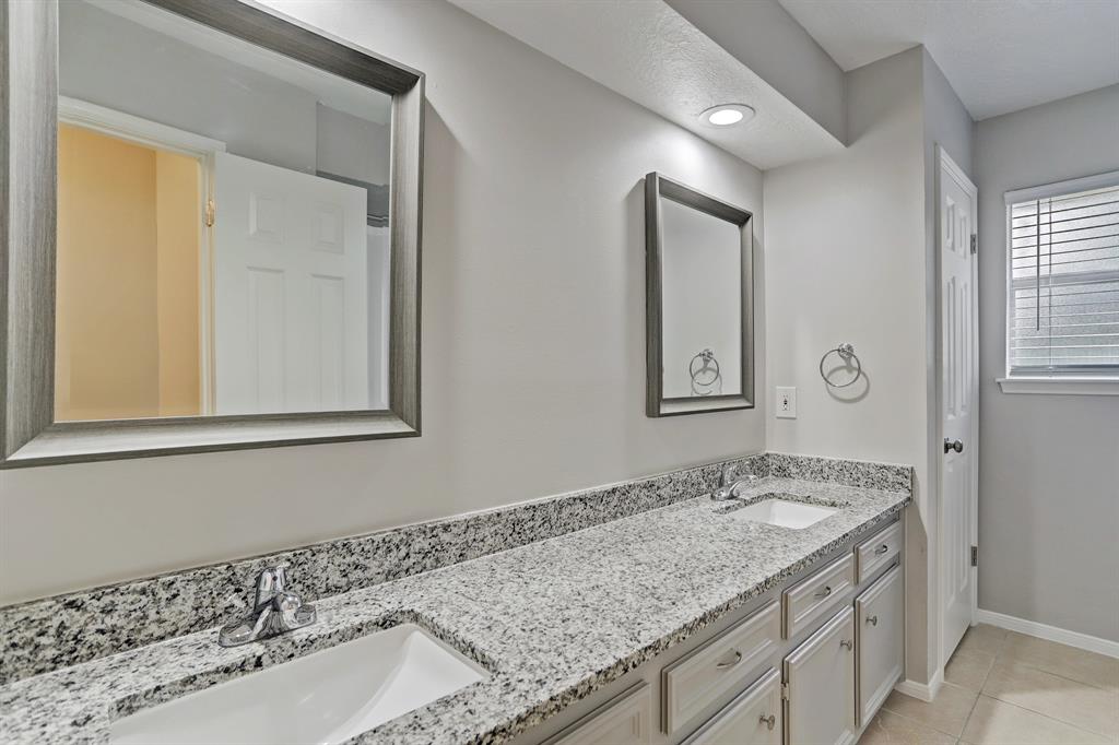 3210 2 Knoll Manor Drive, Kingwood, Texas 77345, 4 Bedrooms Bedrooms, 8 Rooms Rooms,2 BathroomsBathrooms,Single-family,For Sale,Knoll Manor,73442921