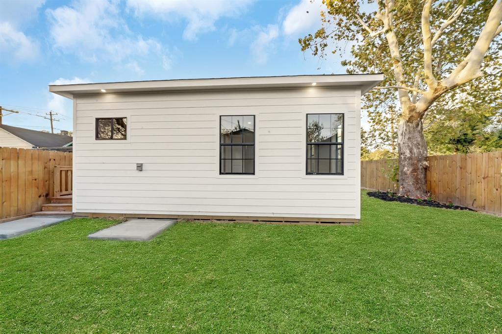 2416 1 Lee Street, Houston, Texas 77026, 3 Bedrooms Bedrooms, 5 Rooms Rooms,2 BathroomsBathrooms,Single-family,For Sale,Lee,87203511