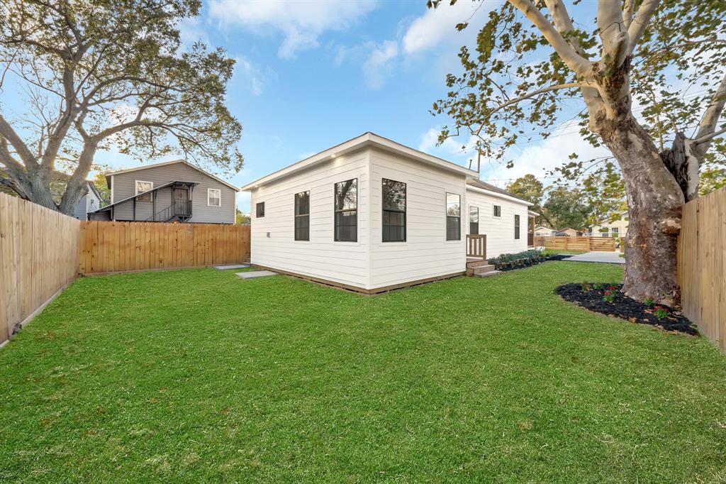 2416 1 Lee Street, Houston, Texas 77026, 3 Bedrooms Bedrooms, 5 Rooms Rooms,2 BathroomsBathrooms,Single-family,For Sale,Lee,87203511