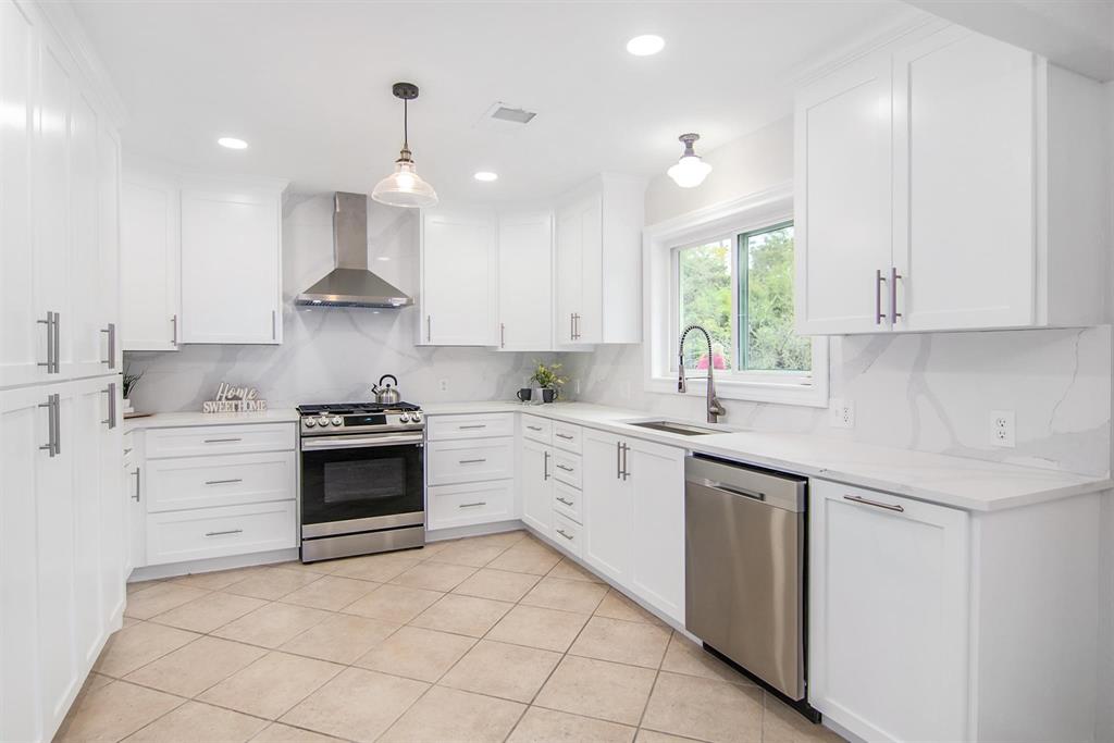 1010 1 Rosewood Drive, Dickinson, Texas 77539, 3 Bedrooms Bedrooms, 7 Rooms Rooms,2 BathroomsBathrooms,Single-family,For Sale,Rosewood,85876678