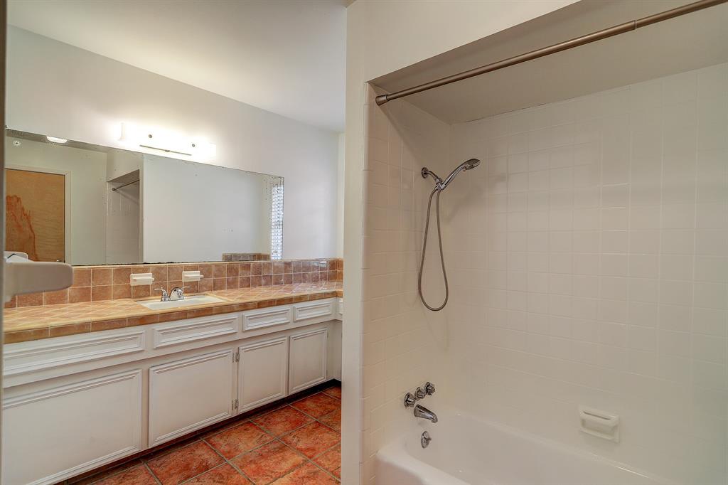 9207 2 Bronco Drive, Houston, Texas 77055, 4 Bedrooms Bedrooms, 4 Rooms Rooms,2 BathroomsBathrooms,Single-family,For Sale,Bronco,68114205