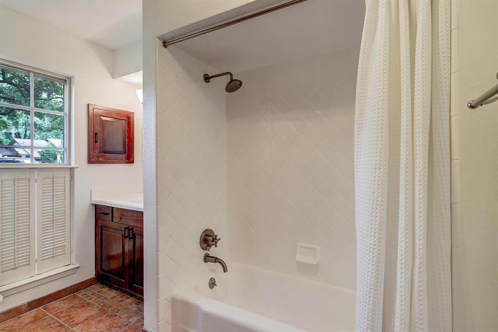 9207 2 Bronco Drive, Houston, Texas 77055, 4 Bedrooms Bedrooms, 4 Rooms Rooms,2 BathroomsBathrooms,Single-family,For Sale,Bronco,68114205