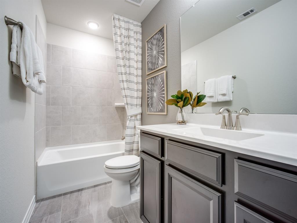 5124 2 Emma Forest, Houston, Texas 77018, 3 Bedrooms Bedrooms, 6 Rooms Rooms,2 BathroomsBathrooms,Single-family,For Sale,Emma Forest,73328836