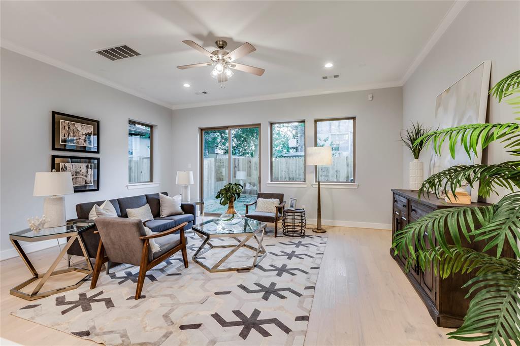 4313 2 DICKSON Street, Houston, Texas 77007, 3 Bedrooms Bedrooms, 11 Rooms Rooms,2 BathroomsBathrooms,Single-family,For Sale,DICKSON,53689624