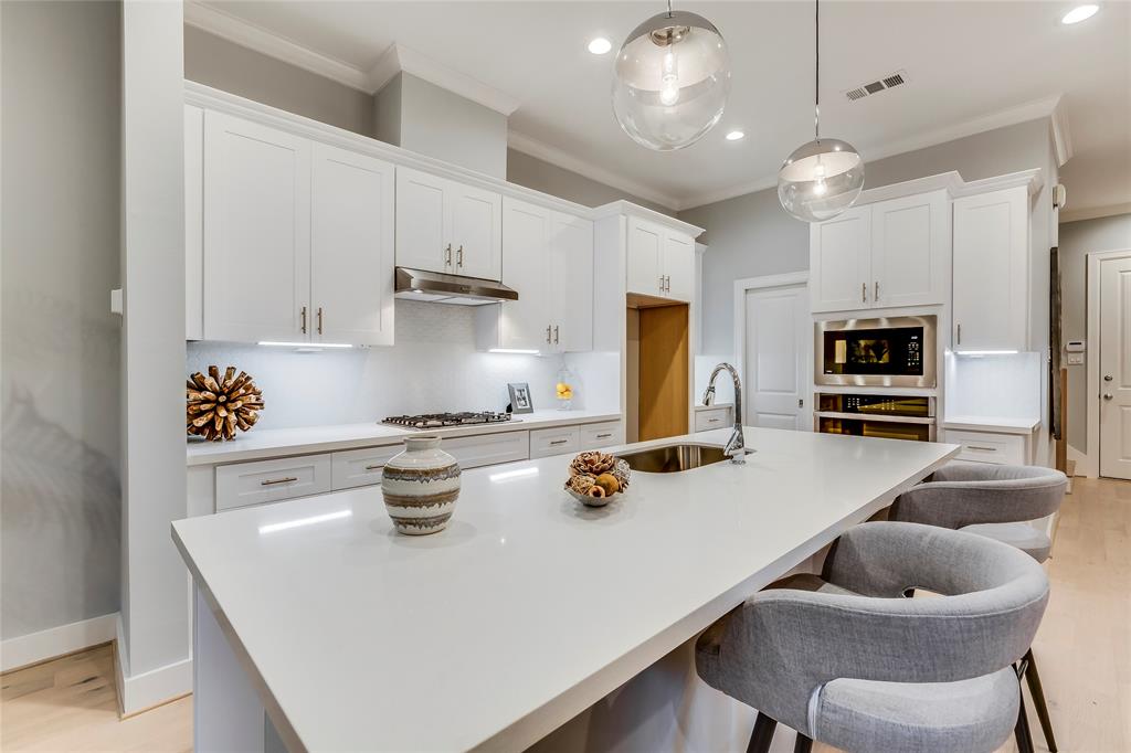 4313 2 DICKSON Street, Houston, Texas 77007, 3 Bedrooms Bedrooms, 11 Rooms Rooms,2 BathroomsBathrooms,Single-family,For Sale,DICKSON,53689624