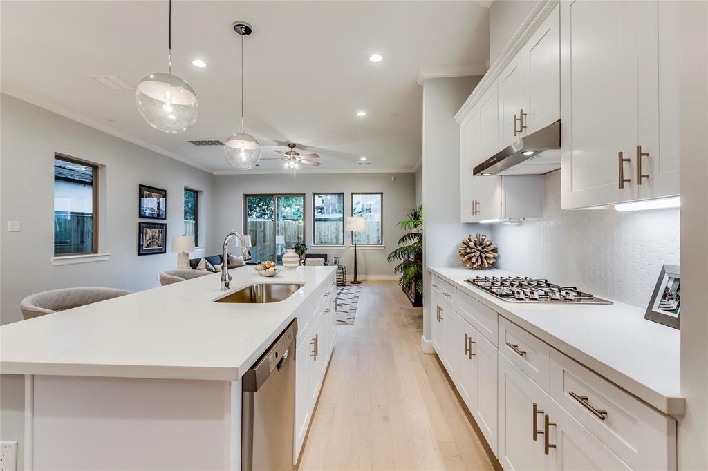 4313 2 DICKSON Street, Houston, Texas 77007, 3 Bedrooms Bedrooms, 11 Rooms Rooms,2 BathroomsBathrooms,Single-family,For Sale,DICKSON,53689624