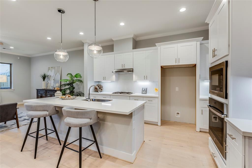 4313 2 DICKSON Street, Houston, Texas 77007, 3 Bedrooms Bedrooms, 11 Rooms Rooms,2 BathroomsBathrooms,Single-family,For Sale,DICKSON,53689624