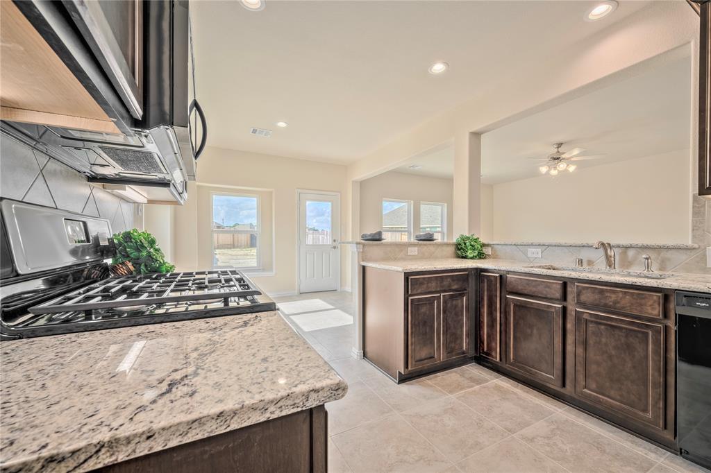 8435 2 Sunset Isles Drive, Baytown, Texas 77521, 4 Bedrooms Bedrooms, 10 Rooms Rooms,2 BathroomsBathrooms,Single-family,For Sale,Sunset Isles,76322815