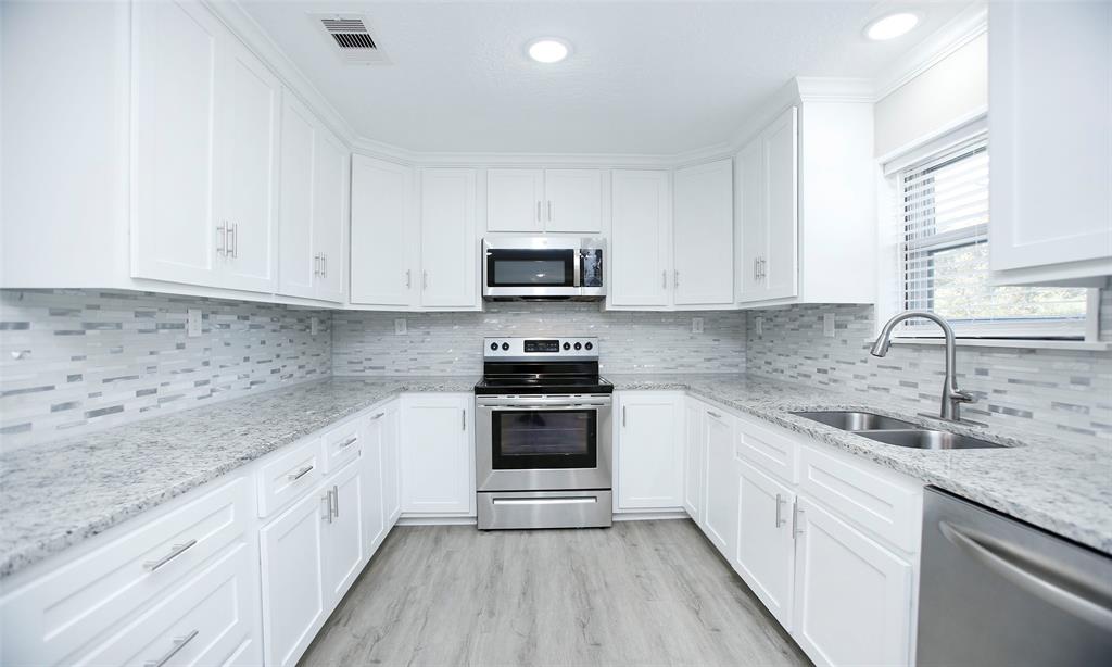 14692 1 Twin Lakes Circle, Conroe, Texas 77306, 4 Bedrooms Bedrooms, 13 Rooms Rooms,3 BathroomsBathrooms,Single-family,For Sale,Twin Lakes,84799799
