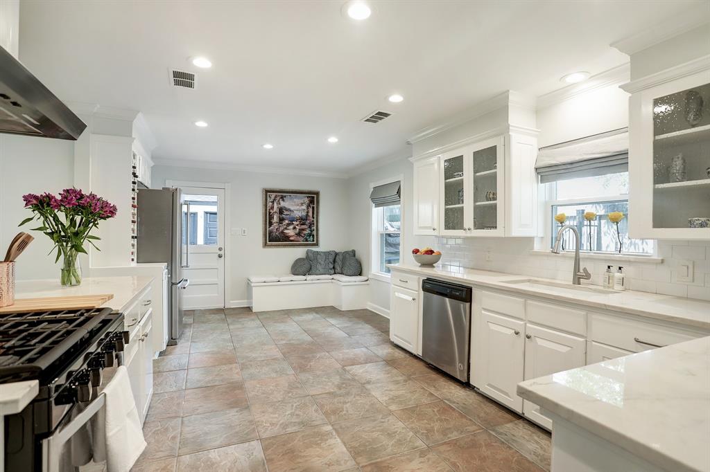 5649 1 Locke Lane, Houston, Texas 77056, 3 Bedrooms Bedrooms, 13 Rooms Rooms,2 BathroomsBathrooms,Single-family,For Sale,Locke,55895339