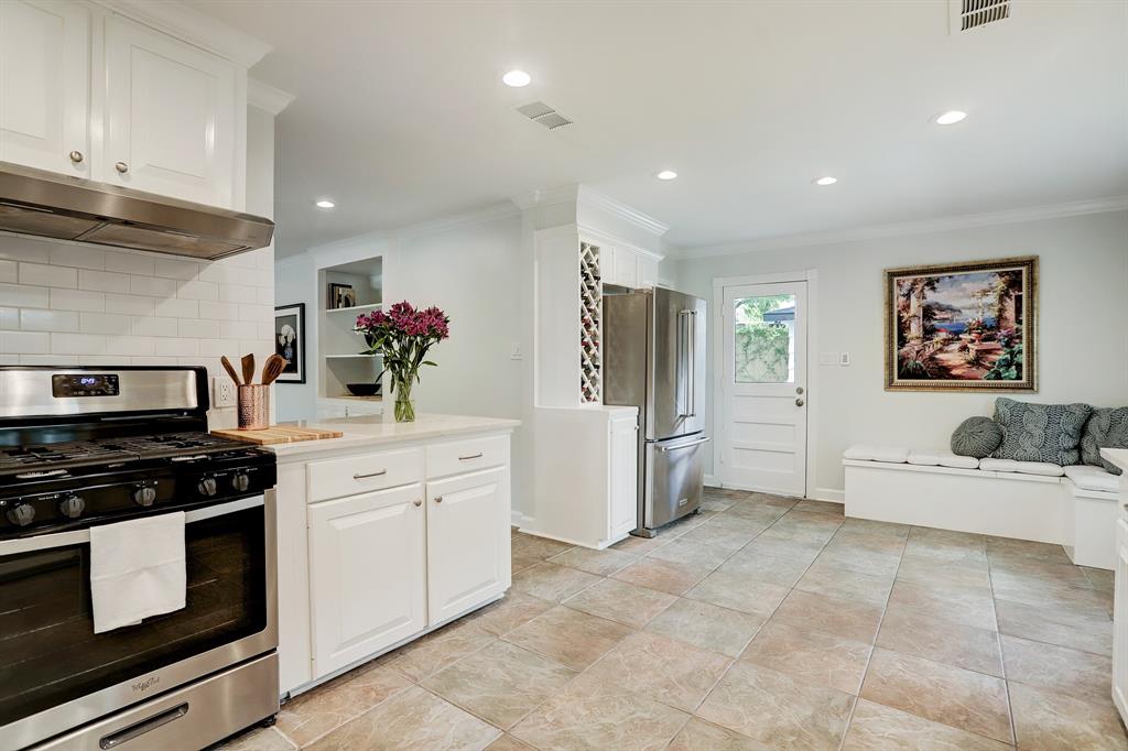 5649 1 Locke Lane, Houston, Texas 77056, 3 Bedrooms Bedrooms, 13 Rooms Rooms,2 BathroomsBathrooms,Single-family,For Sale,Locke,55895339