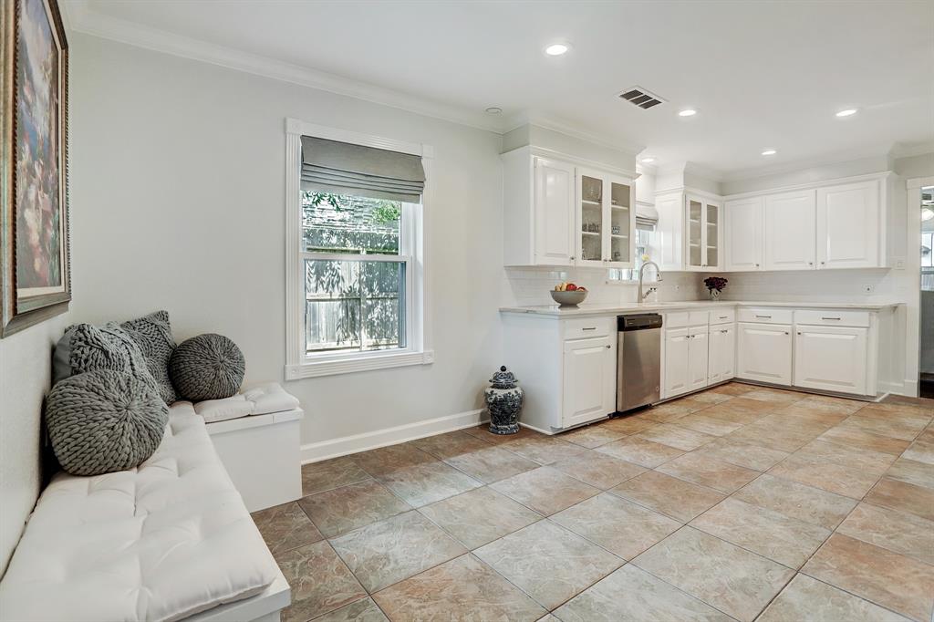 5649 1 Locke Lane, Houston, Texas 77056, 3 Bedrooms Bedrooms, 13 Rooms Rooms,2 BathroomsBathrooms,Single-family,For Sale,Locke,55895339