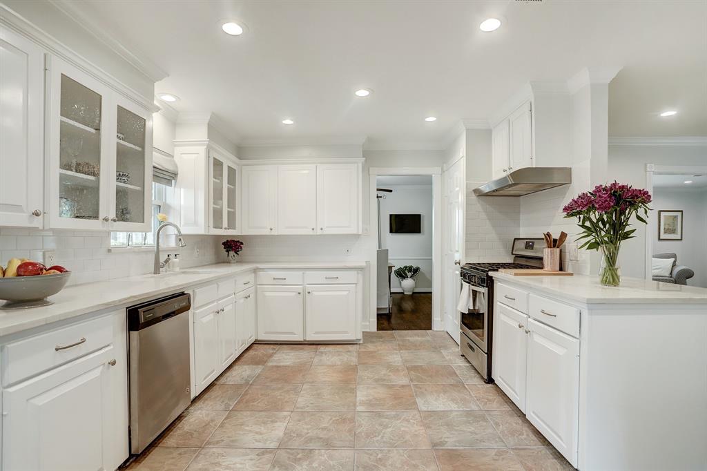 5649 1 Locke Lane, Houston, Texas 77056, 3 Bedrooms Bedrooms, 13 Rooms Rooms,2 BathroomsBathrooms,Single-family,For Sale,Locke,55895339