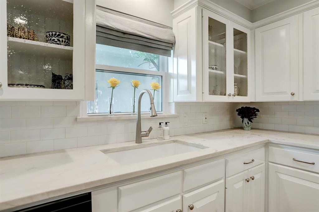 5649 1 Locke Lane, Houston, Texas 77056, 3 Bedrooms Bedrooms, 13 Rooms Rooms,2 BathroomsBathrooms,Single-family,For Sale,Locke,55895339