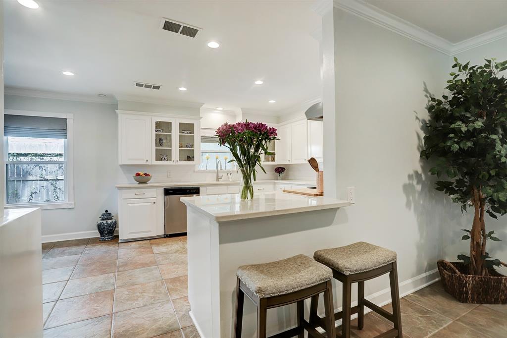 5649 1 Locke Lane, Houston, Texas 77056, 3 Bedrooms Bedrooms, 13 Rooms Rooms,2 BathroomsBathrooms,Single-family,For Sale,Locke,55895339