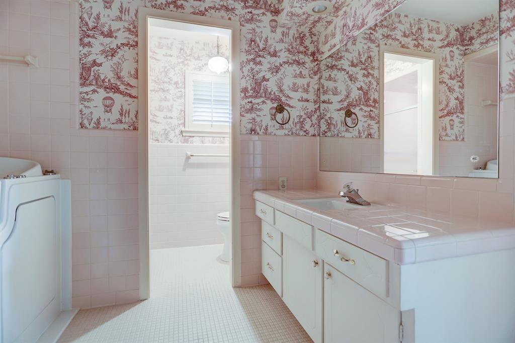 6206 1 Holly Springs Drive, Houston, Texas 77057, 3 Bedrooms Bedrooms, 12 Rooms Rooms,2 BathroomsBathrooms,Single-family,For Sale,Holly Springs,53225652