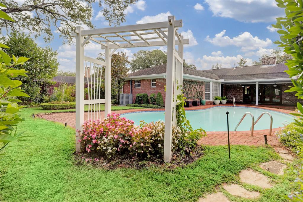 6206 1 Holly Springs Drive, Houston, Texas 77057, 3 Bedrooms Bedrooms, 12 Rooms Rooms,2 BathroomsBathrooms,Single-family,For Sale,Holly Springs,53225652