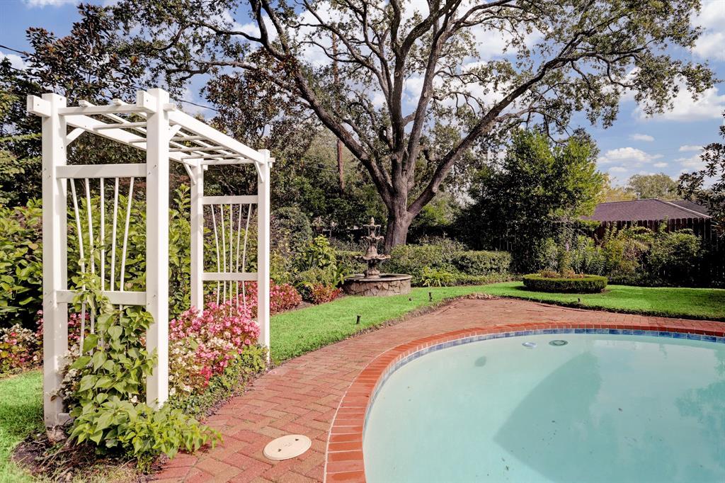 6206 1 Holly Springs Drive, Houston, Texas 77057, 3 Bedrooms Bedrooms, 12 Rooms Rooms,2 BathroomsBathrooms,Single-family,For Sale,Holly Springs,53225652