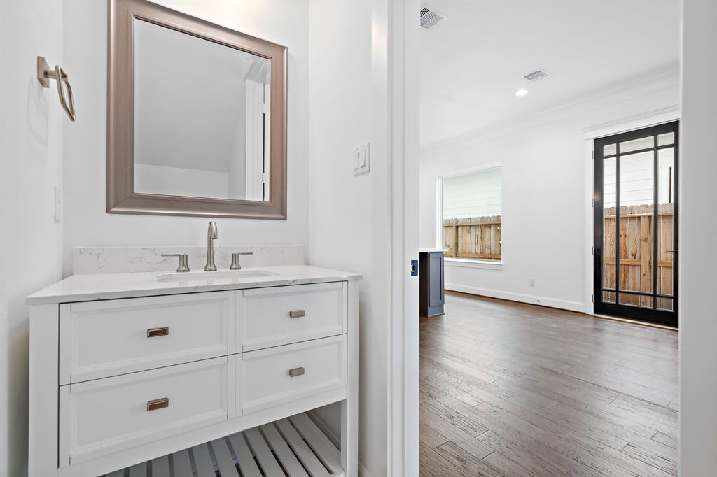 324 2 28th Street, Houston, Texas 77008, 3 Bedrooms Bedrooms, 8 Rooms Rooms,2 BathroomsBathrooms,Single-family,For Sale,28th,82185323