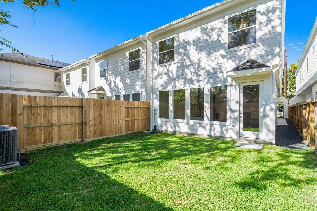 324 2 28th Street, Houston, Texas 77008, 3 Bedrooms Bedrooms, 8 Rooms Rooms,2 BathroomsBathrooms,Single-family,For Sale,28th,82185323